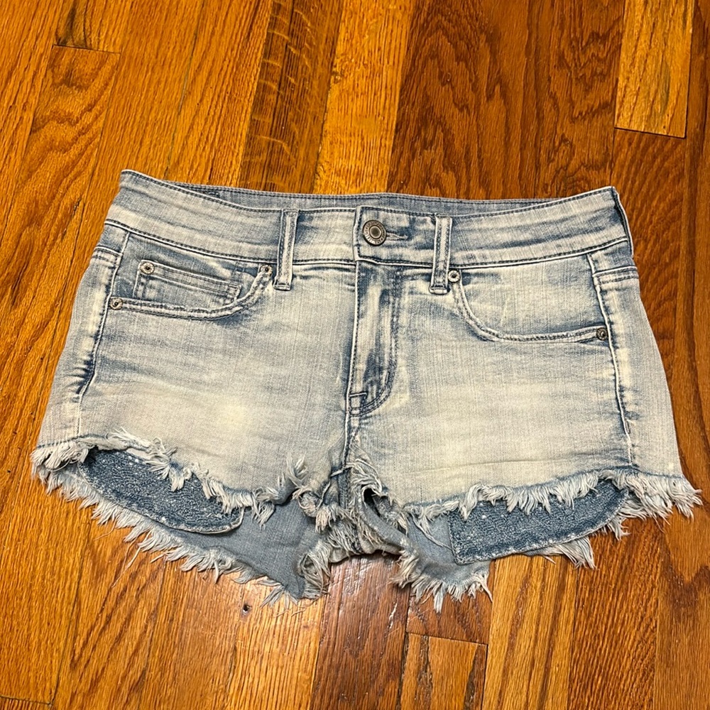 Light Wash accent pocket American Eagle jean shorts, size 6